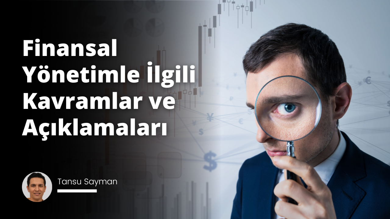 Görüntüde, gözünün yakın çekimi görülebilen bir büyüteçten bakan bir adam görülüyor. Yüzünde küçük bir gülümseme ve ciddi bir ifade var. Arka plan siyah beyaz ve arkasında beyaz bir metin var. Kulağı görüntünün köşesinde gri bir arka plan ve beyaz bir harfle görülebiliyor. Elindeki büyüteci gözüne tutuyor ve dikkatle bir şeye bakıyor. Büyüteç sapı gibi kolu da görülebiliyor. Dikkatini yoğunlaştırmış ve kesin bir gözlem yapmaya çalışıyor gibi görünüyor.