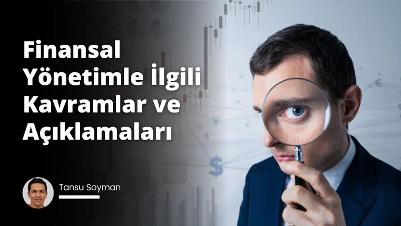 Görüntüde, gözünün yakın çekimi görülebilen bir büyüteçten bakan bir adam görülüyor. Yüzünde küçük bir gülümseme ve ciddi bir ifade var. Arka plan siyah beyaz ve arkasında beyaz bir metin var. Kulağı görüntünün köşesinde gri bir arka plan ve beyaz bir harfle görülebiliyor. Elindeki büyüteci gözüne tutuyor ve dikkatle bir şeye bakıyor. Büyüteç sapı gibi kolu da görülebiliyor. Dikkatini yoğunlaştırmış ve kesin bir gözlem yapmaya çalışıyor gibi görünüyor.