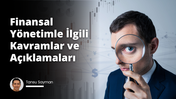 Görüntüde, gözünün yakın çekimi görülebilen bir büyüteçten bakan bir adam görülüyor. Yüzünde küçük bir gülümseme ve ciddi bir ifade var. Arka plan siyah beyaz ve arkasında beyaz bir metin var. Kulağı görüntünün köşesinde gri bir arka plan ve beyaz bir harfle görülebiliyor. Elindeki büyüteci gözüne tutuyor ve dikkatle bir şeye bakıyor. Büyüteç sapı gibi kolu da görülebiliyor. Dikkatini yoğunlaştırmış ve kesin bir gözlem yapmaya çalışıyor gibi görünüyor.