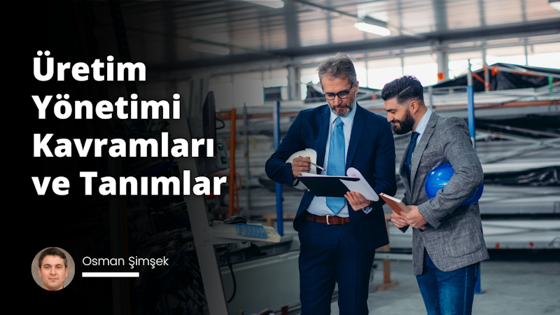 Takım elbiseli ve kravatlı bir grup adam bir odada bir arada durmaktadır. İlk adam gri bir takım elbise giymekte ve siyah kravat takmaktadır; bir elinde bir dosya, diğer elinde ise bir kalem tutmaktadır. İkinci adam da takım elbise giymiş ve kravat takmıştır ve bir elinde beyaz bir baret tutmaktadır. İkinci adamın kravatına yakından bakıldığında kumaşın karmaşık deseni ortaya çıkıyor. Siyah takım elbise giyen ve siyah kravat takan üçüncü bir adam yan tarafta durmaktadır. Yüzü odakta, sakalı ve gözlükleri görünüyor. Arka planda, duvardaki bir posterin üzerinde beyaz bir yazı görülüyor. Adamlar sanki önemli bir etkinliğe hazırlanıyorlarmış gibi profesyonel ve ciddi bir atmosferde bir arada duruyorlar.