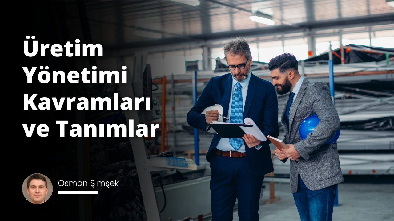 Takım elbiseli ve kravatlı bir grup adam bir odada bir arada durmaktadır. İlk adam gri bir takım elbise giymekte ve siyah kravat takmaktadır; bir elinde bir dosya, diğer elinde ise bir kalem tutmaktadır. İkinci adam da takım elbise giymiş ve kravat takmıştır ve bir elinde beyaz bir baret tutmaktadır. İkinci adamın kravatına yakından bakıldığında kumaşın karmaşık deseni ortaya çıkıyor. Siyah takım elbise giyen ve siyah kravat takan üçüncü bir adam yan tarafta durmaktadır. Yüzü odakta, sakalı ve gözlükleri görünüyor. Arka planda, duvardaki bir posterin üzerinde beyaz bir yazı görülüyor. Adamlar sanki önemli bir etkinliğe hazırlanıyorlarmış gibi profesyonel ve ciddi bir atmosferde bir arada duruyorlar.