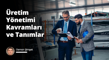 Takım elbiseli ve kravatlı bir grup adam bir odada bir arada durmaktadır. İlk adam gri bir takım elbise giymekte ve siyah kravat takmaktadır; bir elinde bir dosya, diğer elinde ise bir kalem tutmaktadır. İkinci adam da takım elbise giymiş ve kravat takmıştır ve bir elinde beyaz bir baret tutmaktadır. İkinci adamın kravatına yakından bakıldığında kumaşın karmaşık deseni ortaya çıkıyor. Siyah takım elbise giyen ve siyah kravat takan üçüncü bir adam yan tarafta durmaktadır. Yüzü odakta, sakalı ve gözlükleri görünüyor. Arka planda, duvardaki bir posterin üzerinde beyaz bir yazı görülüyor. Adamlar sanki önemli bir etkinliğe hazırlanıyorlarmış gibi profesyonel ve ciddi bir atmosferde bir arada duruyorlar.