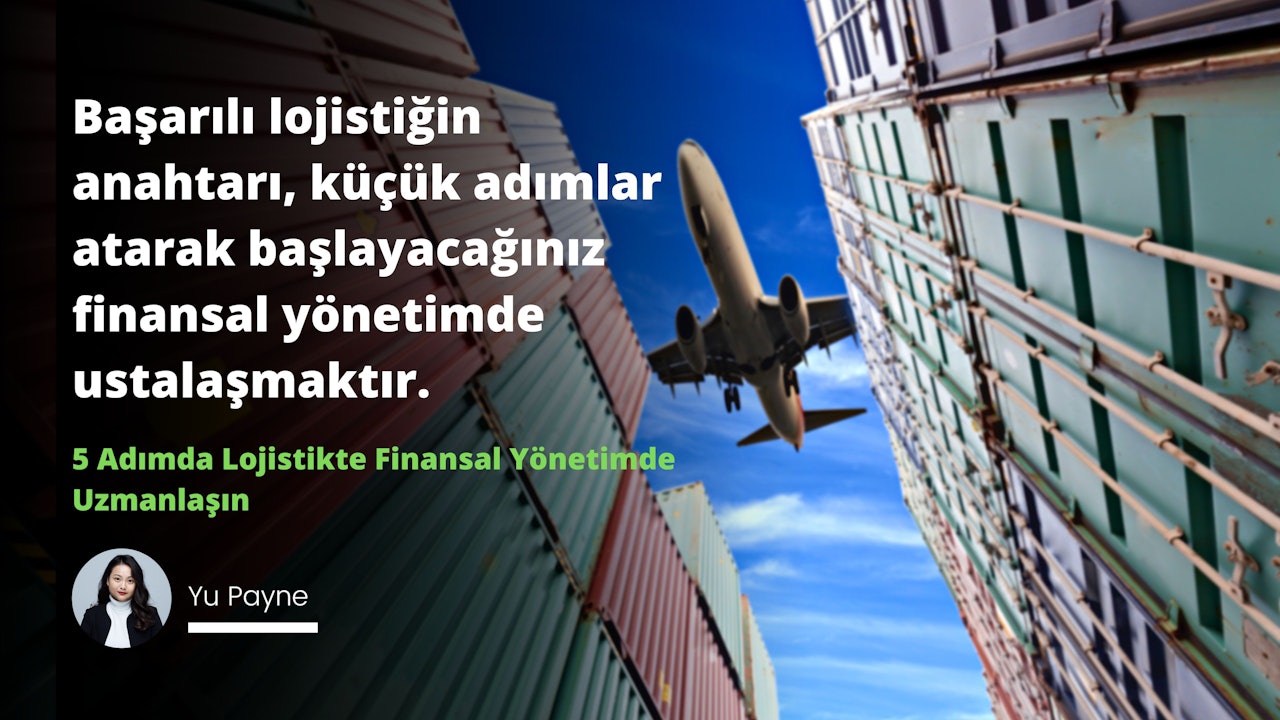 Büyük bir uçak gökyüzünde bir yığın büyük konteynerin üzerinde uçuyor. Konteynerler düzgün bir yığın halinde dizilmiş ve metalik renkte görünüyorlar. Uçak konteynerlerin birkaç yüz metre üzerinde ve gökyüzü parlak mavi. Ön planda, siyah ceketli bir kadın konteynerlerden uzaklaşırken görülüyor. Görüntünün sol tarafında, ekranında siyah zemin üzerine beyaz bir harf bulunan bir cep telefonu görülüyor. Harf, aynı siyah zemin üzerinde yeşil bir metinle çevrelenmiştir. Ayrıca, görüntünün sağ üst ve sol alt kısmında siyah zemin üzerinde iki beyaz harf görülmektedir. Son olarak, uzaktaki büyük bir binanın üzerinde bir kuş uçmaktadır.