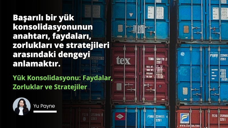 Görüntüde bir grup mavi ve kırmızı konteyner görülüyor. Ön planda beyaz boğazlı kazak ve siyah ceket giymiş uzun saçlı bir kadın görülüyor. Arka planda ise kırmızı bir konteyner yakın plan çekimin odağında yer alıyor. Konteynerin yakın çekimi de görülüyor ve üzerinde beyaz bir yazı olduğu anlaşılıyor. Siyah harflerle kırmızı beyaz bir tabela ve beyaz dikdörtgen bir elektrik prizi de görülüyor. Görüntüde bir tabelanın yakın çekimi de mevcut ve üzerinde küçük bir metin var gibi görünüyor. Çerçevenin köşesinde dikdörtgen bir nesnenin bulanık bir resmi görülebiliyor. Son olarak, arka planda bir grup konteyner üst üste yığılmış olarak görülüyor.