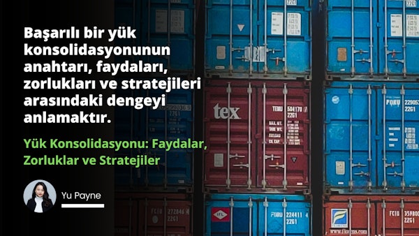 Görüntüde bir grup mavi ve kırmızı konteyner görülüyor. Ön planda beyaz boğazlı kazak ve siyah ceket giymiş uzun saçlı bir kadın görülüyor. Arka planda ise kırmızı bir konteyner yakın plan çekimin odağında yer alıyor. Konteynerin yakın çekimi de görülüyor ve üzerinde beyaz bir yazı olduğu anlaşılıyor. Siyah harflerle kırmızı beyaz bir tabela ve beyaz dikdörtgen bir elektrik prizi de görülüyor. Görüntüde bir tabelanın yakın çekimi de mevcut ve üzerinde küçük bir metin var gibi görünüyor. Çerçevenin köşesinde dikdörtgen bir nesnenin bulanık bir resmi görülebiliyor. Son olarak, arka planda bir grup konteyner üst üste yığılmış olarak görülüyor.