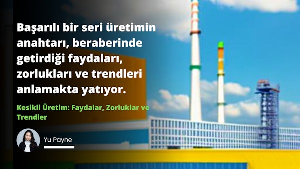 Bu görüntü gökyüzüne uzanan yüksek kuleli bir binayı gösteriyor. Ön planda, uzun saçlı bir kadın beyaz balıkçı yaka ve siyah ceket giyiyor. Arka plan mavi ve turuncu renk tonlarına sahip ve üzerinde beyaz bir metin uçuşuyor. Ayrıca, sağ üst köşede bulanık bir kule görüntüsü ve sol alt köşede yeşil ve beyaz bir nesnenin bulanık bir görüntüsü var. Görüntünün sağ alt köşesinde de üzerinde haç bulunan beyaz metal bir çit görülüyor. Ortada ise siyah zemin üzerine beyaz yazılar var. Tüm bu unsurlar bir araya gelerek büyüleyici bir görüntü oluşturuyor.