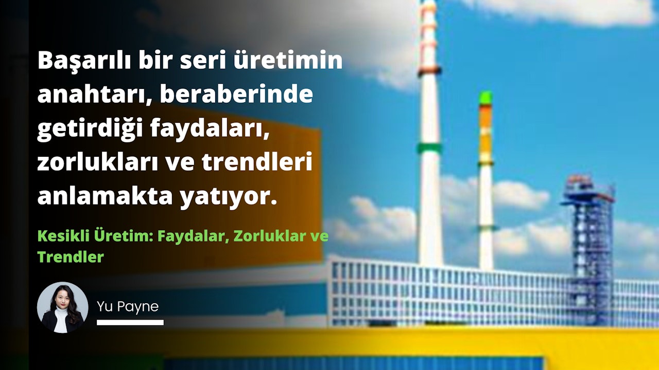 Bu görüntü gökyüzüne uzanan yüksek kuleli bir binayı gösteriyor. Ön planda, uzun saçlı bir kadın beyaz balıkçı yaka ve siyah ceket giyiyor. Arka plan mavi ve turuncu renk tonlarına sahip ve üzerinde beyaz bir metin uçuşuyor. Ayrıca, sağ üst köşede bulanık bir kule görüntüsü ve sol alt köşede yeşil ve beyaz bir nesnenin bulanık bir görüntüsü var. Görüntünün sağ alt köşesinde de üzerinde haç bulunan beyaz metal bir çit görülüyor. Ortada ise siyah zemin üzerine beyaz yazılar var. Tüm bu unsurlar bir araya gelerek büyüleyici bir görüntü oluşturuyor.