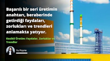 Bu görüntü gökyüzüne uzanan yüksek kuleli bir binayı gösteriyor. Ön planda, uzun saçlı bir kadın beyaz balıkçı yaka ve siyah ceket giyiyor. Arka plan mavi ve turuncu renk tonlarına sahip ve üzerinde beyaz bir metin uçuşuyor. Ayrıca, sağ üst köşede bulanık bir kule görüntüsü ve sol alt köşede yeşil ve beyaz bir nesnenin bulanık bir görüntüsü var. Görüntünün sağ alt köşesinde de üzerinde haç bulunan beyaz metal bir çit görülüyor. Ortada ise siyah zemin üzerine beyaz yazılar var. Tüm bu unsurlar bir araya gelerek büyüleyici bir görüntü oluşturuyor.