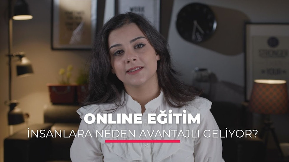Bu görüntüde siyah saçlı, beyaz gömlekli ve kameraya gülümseyen genç bir kadın görülüyor. Arkasında bir duvar olan kapalı bir mekânda ayakta durmaktadır. Kadının yüzü çerçevenin sol tarafından gelen doğal ışıkla aydınlatılmış. Kadın kameraya parlak bir şekilde gülümserken gözleri kapalı ve dudakları hafifçe ayrıktır. Kadının kıyafeti, gövdesinin büyük bölümünü örten düz beyaz bir gömlek ile boynunda ve bileklerinde bazı takılardan oluşuyor. Saçları omuzlarının hemen altına kadar inen ve yüzünü güzel bir şekilde çerçeveleyen gevşek dalgalar halinde şekillendirilmiş. Bu fotoğraftaki kadına ek olarak, arka planda, çerçevenin sağ tarafına yakın bir raf veya masa gibi görünen bir şeyin üzerinde bulanık siyah bir saat; iki lamba - bulanık başka bir lambanın üzerinde net bir abajur; ve bu odaya dağılmış sandalye ve masa gibi çeşitli mobilya parçaları dahil olmak üzere birkaç nesne daha görülebilir. Genel olarak, bu görüntü fotoğrafçı ve özne arasındaki samimi bir anı yakalıyor - yumuşak aydınlatması ve davetkar atmosferi ile sıcaklığı iletirken, aynı zamanda kıyafet seçimleri gibi ayrıntıları vurgulayarak, bu kişinin kim olduğu hakkında hiçbir şey söylemesine gerek kalmadan bize daha fazla bilgi verebilir!