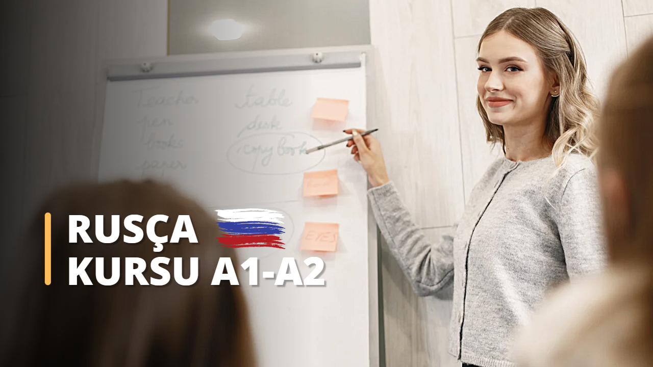 Bu çevrimiçi kurs görüntüsünde bir kadın beyaz tahtaya yazı yazıyor. Sarı saçları var ve odaklanmış ve kararlı görünüyor. Bu, öğretilen bir ders ya da bir beyin fırtınası oturumu olabilir. Arka planda kırmızı, beyaz ve mavi bir bayrak olması muhtemeldir, bu da konunun vatanseverlik veya ulusal gururla ilgili olduğunu düşündürebilir. Resimde ayrıca bir miktar bulanıklık var, bu da kişinin hareket halinde olduğunu gösteriyor olabilir. Genel olarak resim bir öğrenme ve faaliyet hissi uyandırıyor.