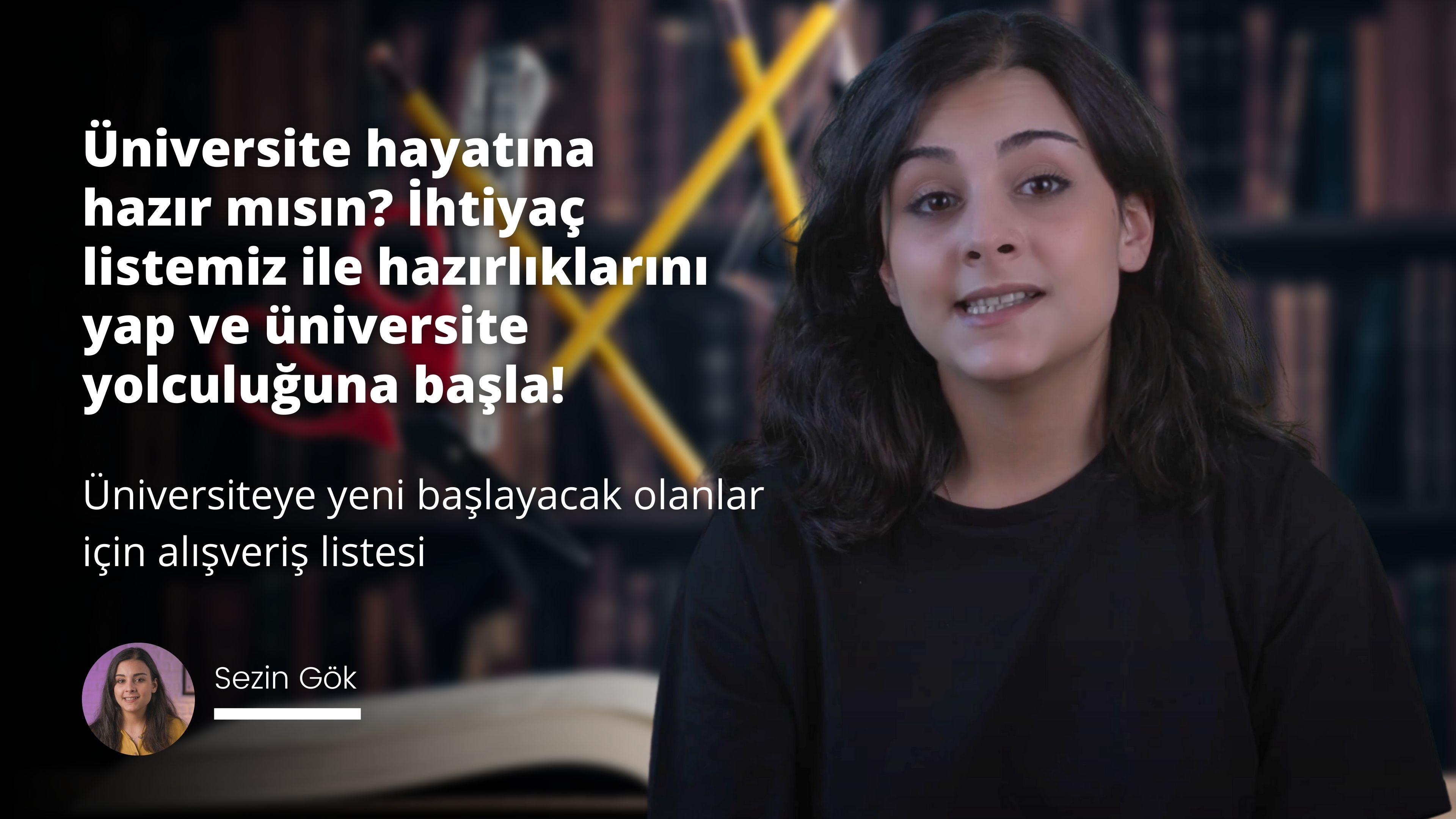Kameranın önünde siyah bir gömlek giyen genç bir kadın duruyor. Saçları uzun ve dalgalı ve kameraya hafifçe gülümsüyor. Görüntü kadının yüzünün yakın çekimidir, boynuna ve çene çizgisine odaklanır. Gözleri kapalı ve dudakları hafifçe ayrılmış. Arka planda, görüntüye kontrast katan siyah zemin üzerine beyaz bir harf var. Kadının gömleği simsiyahtır ve ışık, kadının yüz hatlarını öne çıkaracak ve doğal güzelliğini gösterecek şekilde gömleği yakalar.
