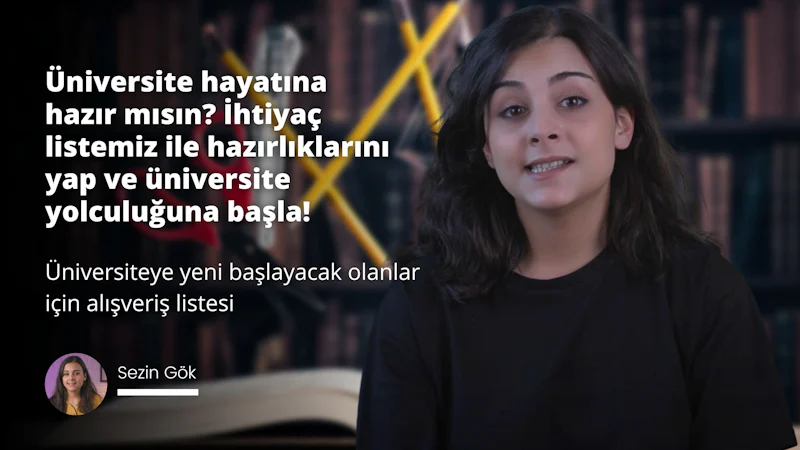 Kameranın önünde siyah bir gömlek giyen genç bir kadın duruyor. Saçları uzun ve dalgalı ve kameraya hafifçe gülümsüyor. Görüntü kadının yüzünün yakın çekimidir, boynuna ve çene çizgisine odaklanır. Gözleri kapalı ve dudakları hafifçe ayrılmış. Arka planda, görüntüye kontrast katan siyah zemin üzerine beyaz bir harf var. Kadının gömleği simsiyahtır ve ışık, kadının yüz hatlarını öne çıkaracak ve doğal güzelliğini gösterecek şekilde gömleği yakalar.