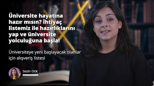 Kameranın önünde siyah bir gömlek giyen genç bir kadın duruyor. Saçları uzun ve dalgalı ve kameraya hafifçe gülümsüyor. Görüntü kadının yüzünün yakın çekimidir, boynuna ve çene çizgisine odaklanır. Gözleri kapalı ve dudakları hafifçe ayrılmış. Arka planda, görüntüye kontrast katan siyah zemin üzerine beyaz bir harf var. Kadının gömleği simsiyahtır ve ışık, kadının yüz hatlarını öne çıkaracak ve doğal güzelliğini gösterecek şekilde gömleği yakalar.