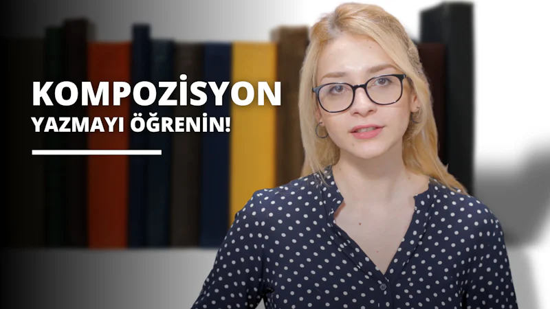Sarı saçlı, gözlüklü ve puantiyeli gömlekli bir kadın kameranın önünde durmaktadır. Siyah çerçeveli ve şeffaf camlı bir gözlük takmaktadır. Gömleği puantiyeli ve beyaz yakalıdır. Gözleri kapalı ve dudakları hafifçe ayrık. Elleri yanlarındadır ve başı hafifçe sola eğiktir. Arka planda siyah zemin üzerinde beyaz bir rakam ve siyah ve kırmızı zemin üzerinde beyaz bir metin var. Görüntü yumuşak ve doğal bir havaya sahip. Kadın rahatlamış ve memnun görünüyor.
