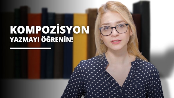 Sarı saçlı, gözlüklü ve puantiyeli gömlekli bir kadın kameranın önünde durmaktadır. Siyah çerçeveli ve şeffaf camlı bir gözlük takmaktadır. Gömleği puantiyeli ve beyaz yakalıdır. Gözleri kapalı ve dudakları hafifçe ayrık. Elleri yanlarındadır ve başı hafifçe sola eğiktir. Arka planda siyah zemin üzerinde beyaz bir rakam ve siyah ve kırmızı zemin üzerinde beyaz bir metin var. Görüntü yumuşak ve doğal bir havaya sahip. Kadın rahatlamış ve memnun görünüyor.