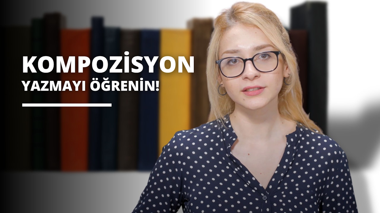 Sarı saçlı, gözlüklü ve puantiyeli gömlekli bir kadın kameranın önünde durmaktadır. Siyah çerçeveli ve şeffaf camlı bir gözlük takmaktadır. Gömleği puantiyeli ve beyaz yakalıdır. Gözleri kapalı ve dudakları hafifçe ayrık. Elleri yanlarındadır ve başı hafifçe sola eğiktir. Arka planda siyah zemin üzerinde beyaz bir rakam ve siyah ve kırmızı zemin üzerinde beyaz bir metin var. Görüntü yumuşak ve doğal bir havaya sahip. Kadın rahatlamış ve memnun görünüyor.