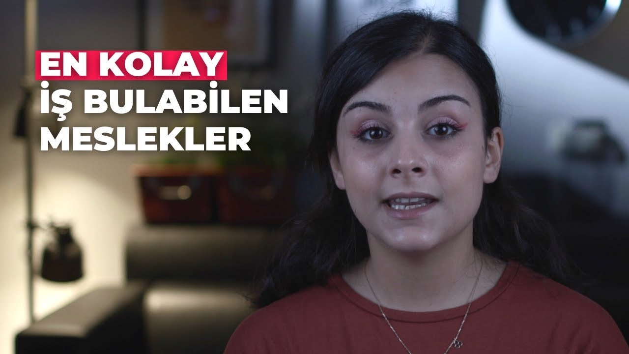 Koyu renk saçlı bir kadın kırmızı bir arka planın önünde duruyor. Üzerinde uzun kollu ve yakalı kırmızı bir gömlek vardır. Saçları düzgün bir topuz yapılmış ve yüzünde kendinden emin bir ifadeyle doğrudan kameraya bakıyor. Ellerini vücudunun önünde tutuyor, sağ kolu hafifçe bükülmüş ve sol kolu düz. Arka plandan gelen ışık yüz hatlarını ve kıyafetini vurgulayarak canlı renklere karşı öne çıkmasını sağlıyor. Duruşu güçlü ve bakışları sabit, kararlılık hissi veriyor.