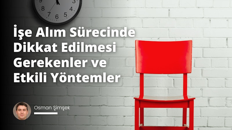 Beyaz tuğla duvarın önünde kırmızı bir sandalye ve sandalyenin solunda bir saat bulunmaktadır. Saatin akrep ve yelkovanı siyahtır ve sandalyenin üzerinde kırmızı dikdörtgen bir nesne vardır. Sandalyenin sağında kısa kahverengi saçlı bir adam durmaktadır. Duvarda gri zemin üzerinde beyaz bir E harfinin yanı sıra gri zemin üzerinde beyaz bir harf daha var. Sandalye ve duvar güçlü bir kontrast oluşturuyor; kırmızı sandalye beyaz duvara karşı öne çıkıyor. Tuğla duvar dokulu ve boyanmış gibi görünüyor. Saat hafifçe solmuş ama yine de net bir şekilde görülebiliyor. Harfler belirgin ve okunaklı. Adam sahneden uzağa bakıyor ve sandalye görüntünün ana odağını oluşturuyor.
