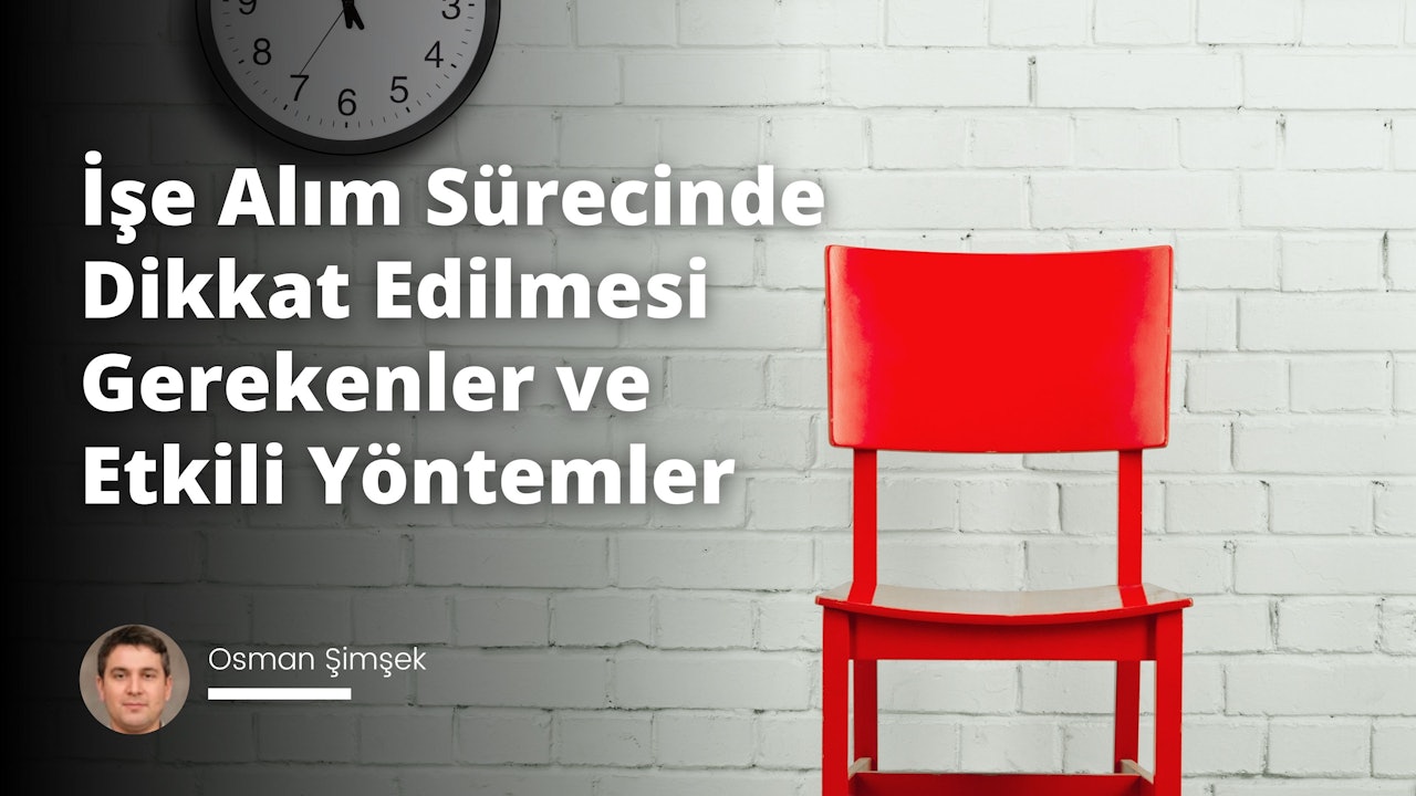 Beyaz tuğla duvarın önünde kırmızı bir sandalye ve sandalyenin solunda bir saat bulunmaktadır. Saatin akrep ve yelkovanı siyahtır ve sandalyenin üzerinde kırmızı dikdörtgen bir nesne vardır. Sandalyenin sağında kısa kahverengi saçlı bir adam durmaktadır. Duvarda gri zemin üzerinde beyaz bir E harfinin yanı sıra gri zemin üzerinde beyaz bir harf daha var. Sandalye ve duvar güçlü bir kontrast oluşturuyor; kırmızı sandalye beyaz duvara karşı öne çıkıyor. Tuğla duvar dokulu ve boyanmış gibi görünüyor. Saat hafifçe solmuş ama yine de net bir şekilde görülebiliyor. Harfler belirgin ve okunaklı. Adam sahneden uzağa bakıyor ve sandalye görüntünün ana odağını oluşturuyor.