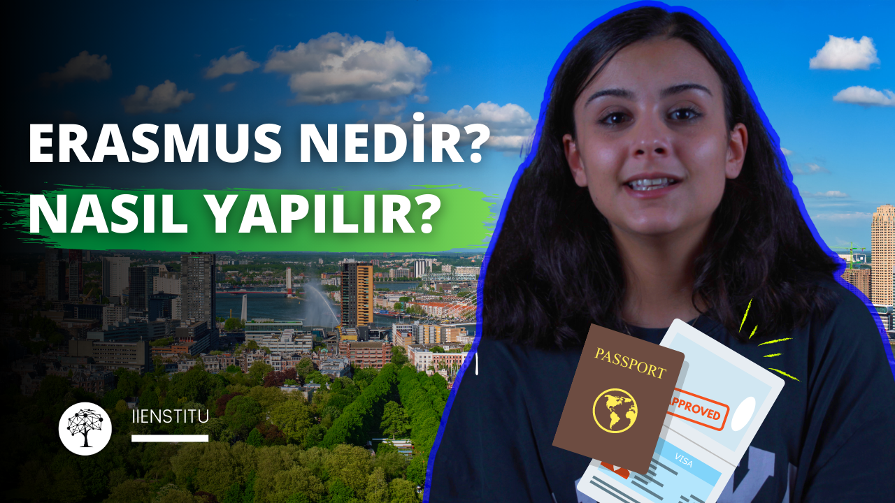 Bir kadın, her iki elinde birer pasaport tutarak bir şehrin önünde duruyor. Uzun saçlı, gözlüklü ve gömleğinin üzerinde siyah beyaz bir logo var. Arka planda beyaz metinli mavi ve yeşil bir arka plan ve mavi ve beyaz bir logo var. Sağda, beyaz harflerle yeşil bir tabela ve sarı bir daire ve bir harita ile bir pasaport var. Şehir ağaçlar ve suyla doludur.