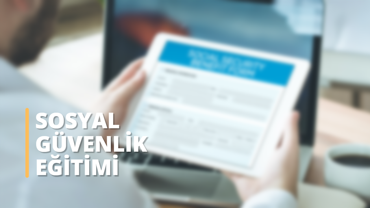 Bu görüntü Sosyal Güvenlik üzerine çevrimiçi bir kursu tasvir etmektedir. Bir kişi elinde bir tablet tutarken görülüyor ve cihazın yakın çekimi görülebiliyor. Ekranda, muhtemelen interaktif bir öğrenme modülü olan Sosyal Güvenlik kursuyla ilgili bilgiler yer almaktadır. Kurs, Sosyal Güvenlik ile ilgili olarak yardım almaya uygunluk, yardım başvurusunda bulunma ve Sosyal Güvenlik tarihini anlama gibi önemli konuları kapsamaktadır. Kurs, kullanıcılarına Sosyal Güvenlik sistemi ve bu sistemden en iyi şekilde nasıl yararlanabilecekleri hakkında kapsamlı bir anlayış kazandırmak için tasarlanmıştır. Kullanıcılar bu kursa katılarak sistemi daha iyi anlayabilir ve kendi yararlarına nasıl kullanabileceklerini öğrenebilirler. Bu online kurs, Sosyal Güvenlik hakkında bilgi edinmenin kolay bir yolunu sunarak kullanıcıların bu önemli kaynaktan en iyi şekilde yararlanmaları için ihtiyaç duydukları bilgileri edinmelerine yardımcı olmaktadır.
