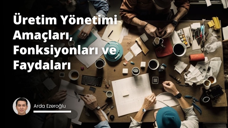 Bu görüntü bir masanın etrafında oturan bir grup insanı gösteriyor. Gündelik kıyafetler giymişler ve sohbet ediyor gibi görünüyorlar. Masanın ortasında bir fincan kahve var. Masanın solunda siyah beyaz bir klavye, sağında ise beyaz bir kağıt parçası var. Kağıdın üzerinde duran bir el görülmektedir. Masanın yan tarafında, her ikisi de bulanık olan bir kapak ve dairesel bir nesne var. Arka planda, üzerinde siyah yazılar olan kare bir nesne var. Görüntüdeki renkler çoğunlukla beyaz ve siyah, biraz da kahveden kaynaklanan kahverengi. Sonuç olarak, sahne rahat ve konforlu bir hava veriyor.