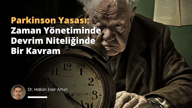 Kısa gri saçlı ve bıyıklı yaşlı bir adam dikkatle eski, yuvarlak metal bir saate bakmaktadır. Saat ahşap bir masanın üzerinde durmaktadır ve üzerinde siyah rakamlar ve yazılar bulunan beyaz bir kadranı vardır. Adam beyaz bir gömlek ve siyah bir pantolon giymiş ve derin düşüncelere dalmış gibi görünüyor. Sağ elini masaya dayamış, sol eliyle de sanki saati daha yakından incelemeye çalışıyormuş gibi saate doğru bir büyüteç tutmaktadır. Arka planda, şehir silüetine bakan büyük bir pencere var.