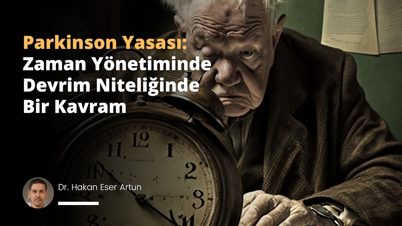 Kısa gri saçlı ve bıyıklı yaşlı bir adam dikkatle eski, yuvarlak metal bir saate bakmaktadır. Saat ahşap bir masanın üzerinde durmaktadır ve üzerinde siyah rakamlar ve yazılar bulunan beyaz bir kadranı vardır. Adam beyaz bir gömlek ve siyah bir pantolon giymiş ve derin düşüncelere dalmış gibi görünüyor. Sağ elini masaya dayamış, sol eliyle de sanki saati daha yakından incelemeye çalışıyormuş gibi saate doğru bir büyüteç tutmaktadır. Arka planda, şehir silüetine bakan büyük bir pencere var.