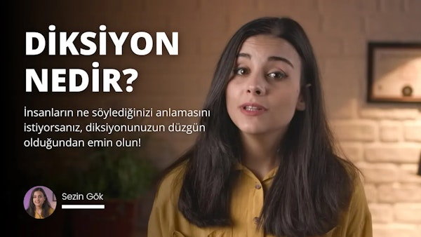 Resimde uzun, dalgalı sarı saçlı, parlak sarı bir gömlek giyen bir kadın görülüyor. Yüzünde düz, beyaz dişlerini ortaya çıkaran geniş bir gülümseme var. Gözleri hafifçe kapalı ve dudakları hafifçe ayrık. Kollarını göğsünün üzerinde kavuşturmuş ve ellerini çenesinin altına sıkıştırmış. Duruşu rahat ve kendinden emin. Uzun bir boynu ve ince omuzları vardır ve gömleği ince vücudunu ortaya çıkarmak için hafifçe beline sokulmuştur. Saçları, yüzünü çerçeveleyen dağınık ama ustaca dağılmış bir görünümde şekillendirilmiştir. Büyüleyici, doğal ve canlı bir güzelliğe sahip.