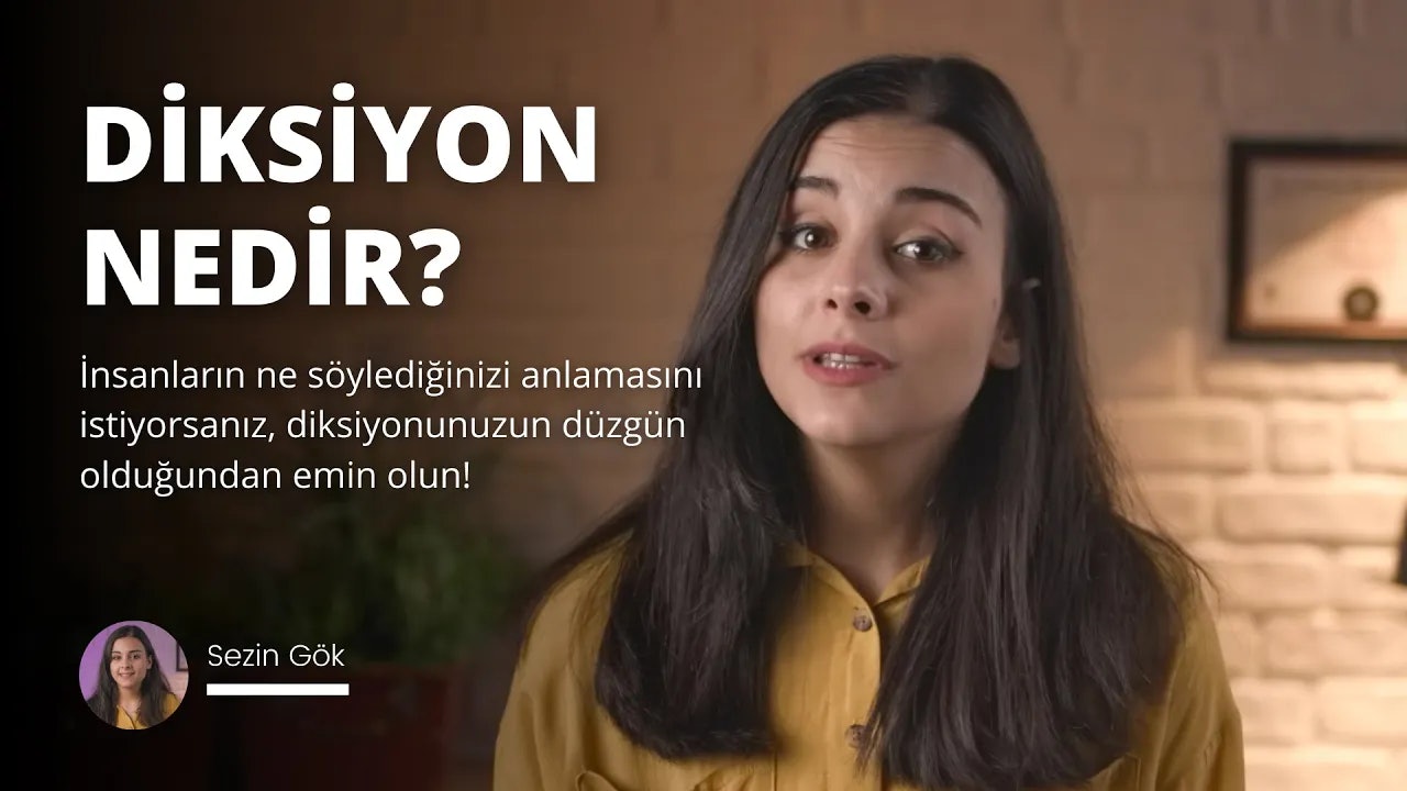 Resimde uzun, dalgalı sarı saçlı, parlak sarı bir gömlek giyen bir kadın görülüyor. Yüzünde düz, beyaz dişlerini ortaya çıkaran geniş bir gülümseme var. Gözleri hafifçe kapalı ve dudakları hafifçe ayrık. Kollarını göğsünün üzerinde kavuşturmuş ve ellerini çenesinin altına sıkıştırmış. Duruşu rahat ve kendinden emin. Uzun bir boynu ve ince omuzları vardır ve gömleği ince vücudunu ortaya çıkarmak için hafifçe beline sokulmuştur. Saçları, yüzünü çerçeveleyen dağınık ama ustaca dağılmış bir görünümde şekillendirilmiştir. Büyüleyici, doğal ve canlı bir güzelliğe sahip.