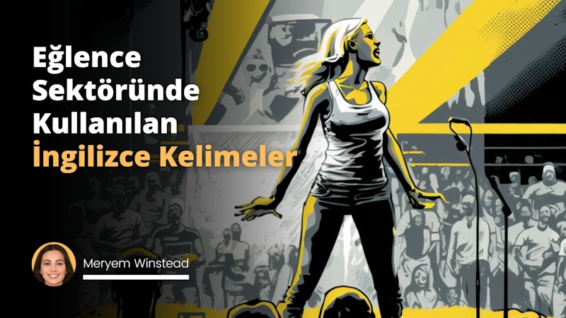 Bir konserde şarkı söyleyen bir kadın. Arkasında ve yanında sahne dekorunu tamir eden insanlar ve çalışan işçiler var.