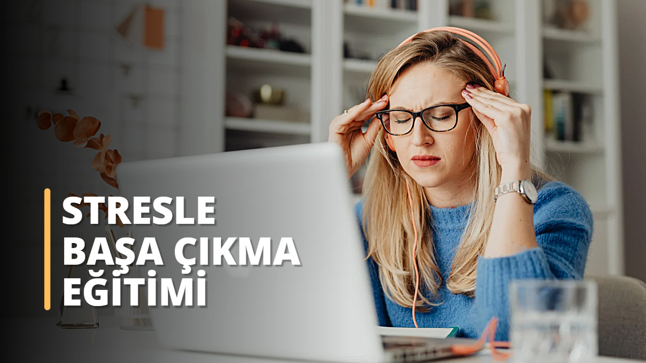 Bu görsel, kulaklıkla şakaklarına dokunan bir kadını göstermekte ve stres ve başa çıkma eğitiminin önemini ortaya koymaktadır. Stres genellikle fiziksel ve zihinsel rahatsızlıklara yol açabilir ve bunu tanımlayabilmek ve yönetebilmek önemlidir. Bu görsel, rahatlamak ve stres atmak için kendinize gerekli zamanı ayırmanız gerektiğini hatırlatmaktadır. Çevrimiçi kursların yardımıyla insanlar hayatın zorluklarıyla daha iyi başa çıkabilmek için bilgi ve beceri kazanabilmektedir. Bu eğitim, bireylerin farkındalık, meditasyon ve rahatlama teknikleri gibi başa çıkma stratejilerini kullanmalarına olanak tanır. Stres belirtilerini tanımak ve olumsuz etkilerini azaltmak için doğru araçları nasıl kullanacağınızı öğrenmek çok önemlidir. Stres ve başa çıkma eğitimi, stresi daha iyi yönetmek ve hayatın önünüze çıkardığı zorluklara karşı daha hazırlıklı olmak için gereken araç ve teknikleri sağlar.