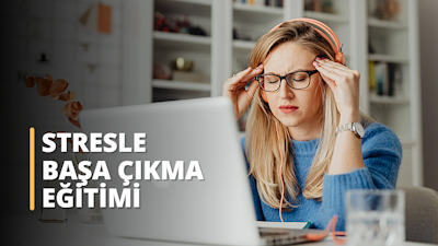 Bu görsel, kulaklıkla şakaklarına dokunan bir kadını göstermekte ve stres ve başa çıkma eğitiminin önemini ortaya koymaktadır. Stres genellikle fiziksel ve zihinsel rahatsızlıklara yol açabilir ve bunu tanımlayabilmek ve yönetebilmek önemlidir. Bu görsel, rahatlamak ve stres atmak için kendinize gerekli zamanı ayırmanız gerektiğini hatırlatmaktadır. Çevrimiçi kursların yardımıyla insanlar hayatın zorluklarıyla daha iyi başa çıkabilmek için bilgi ve beceri kazanabilmektedir. Bu eğitim, bireylerin farkındalık, meditasyon ve rahatlama teknikleri gibi başa çıkma stratejilerini kullanmalarına olanak tanır. Stres belirtilerini tanımak ve olumsuz etkilerini azaltmak için doğru araçları nasıl kullanacağınızı öğrenmek çok önemlidir. Stres ve başa çıkma eğitimi, stresi daha iyi yönetmek ve hayatın önünüze çıkardığı zorluklara karşı daha hazırlıklı olmak için gereken araç ve teknikleri sağlar.