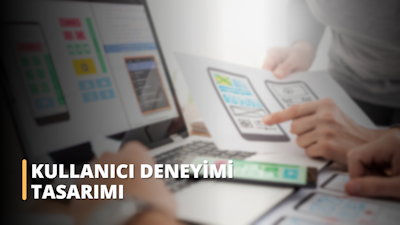 Bu görsel, Kullanıcı Deneyimi Tasarımı (UX Design) ile ilgili çevrimiçi bir kursa katılan bir kişiye aittir. Elinde kurstaki materyallerin yazılı olduğu bir kağıt tutuyor ve parmağıyla işaret ederek materyalin önemini gösteriyor. Kişi odaklanmış ve dikkatli görünerek eğitimin önemini vurguluyor. Görselde ayrıca arka planda bir bilgisayar görülmekte ve bu da çevrimiçi kursun amacını vurgulamaktadır. Genel olarak bu görsel, UX Tasarımının uygun eğitim ve odaklanma yoluyla öğrenilebilecek ve geliştirilebilecek bir beceri olduğu fikrini aktarıyor. Alanda rekabetçi kalabilmek için en son teknolojiler ve trendlerle güncel kalmanın önemini vurguluyor.