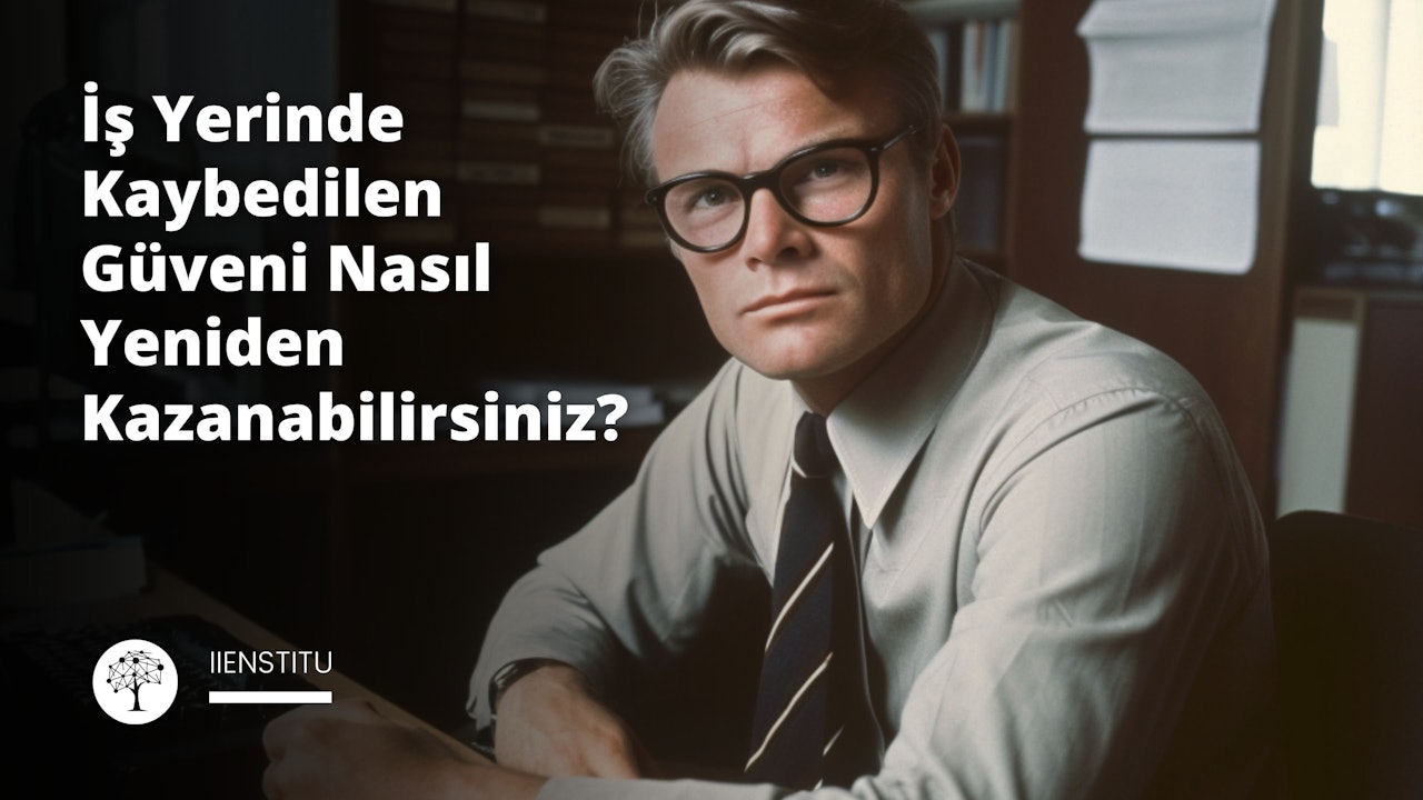 Bir adam gözlük takıyor ve kravat takıyor. Göğsünün sol tarafında siyah beyaz bir logo var. Yüzü yakın plandadır ve gözlük takmaktadır. Kravatı ön plandadır ve çoğunlukla odaktadır. Arka planda siyah zemin üzerinde beyaz bir e harfi var. Görüntüde hafif bir bulanıklık var ve arka planda beyaz bir kumaş var. Adam siyah bir takım elbise ve beyaz bir gömlek giyiyor. Saçları düzgünce yana taranmış. Gözleri ileriye bakıyor ve yüzünde ciddi bir ifade var. Modern ve profesyonel bir ortamda durmaktadır.