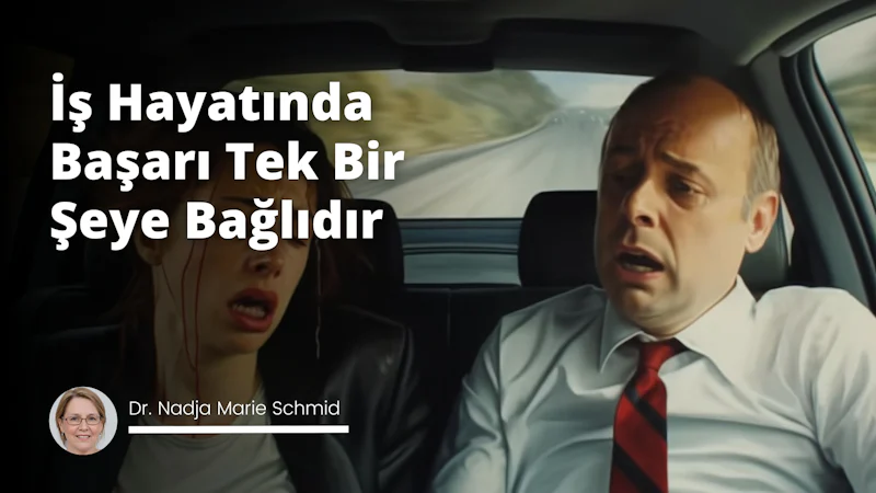 Bir kadın ve bir erkek arabada oturmaktadır. Adam kırmızı ve siyah bir kravat takmıştır ve kadının yüzünde gözyaşları görülebilen sıkıntılı bir ifade vardır. Adamın ağzı şok ya da şaşkınlıkla açık. Gösterge panelinde siyah zemin üzerine beyaz bir yazı vardır. Kadın ve erkek arabanın içinde birbirlerine yakın durmaktadır ve kadının yüzünde kan vardır. Araba iyi aydınlatılmış bir alanda ve görüntü iki yolcuyu sıkıntılı bir anda yakalıyor.