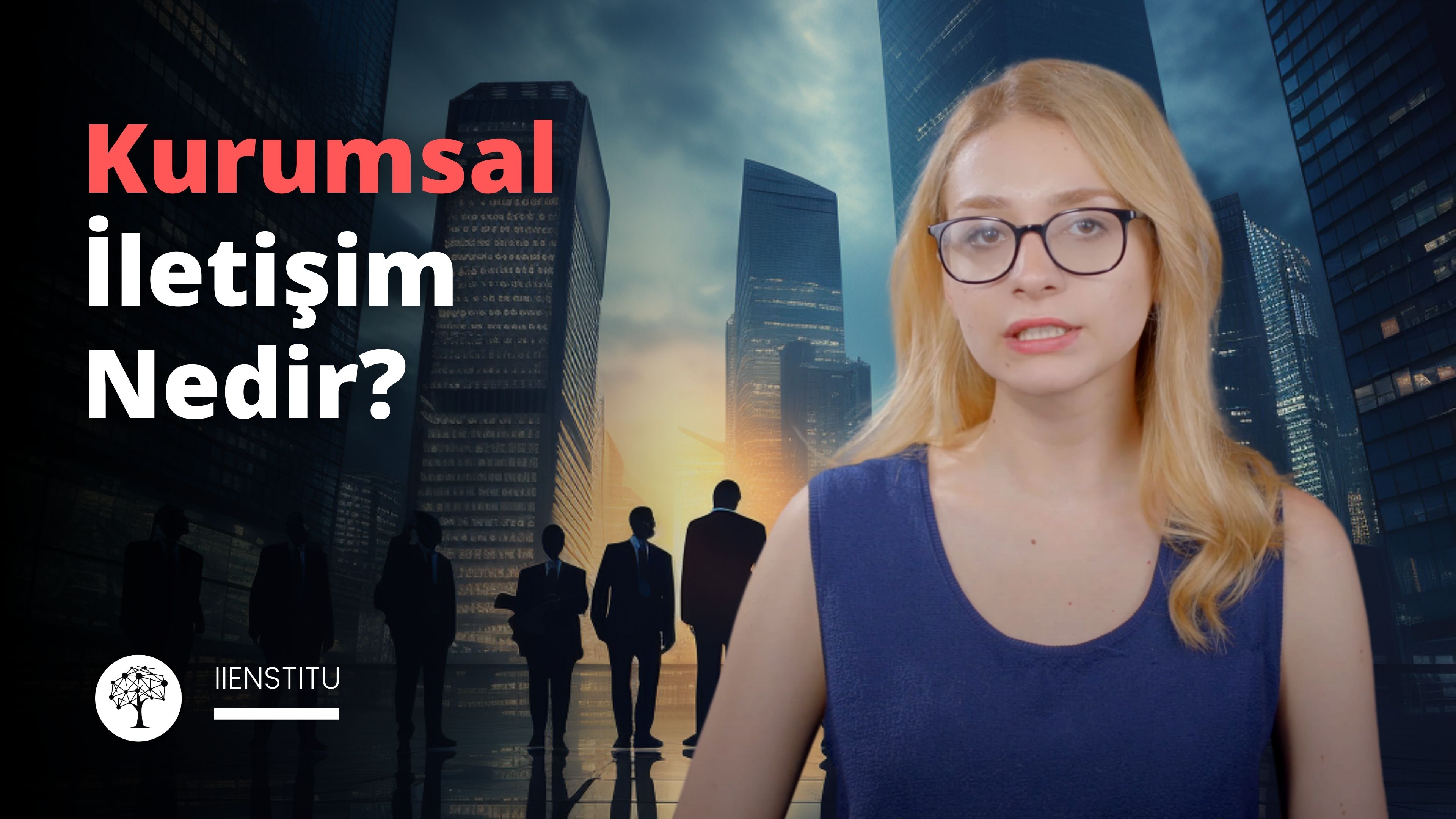 Resmin ön planında mavi atletli bir kadın duruyor. Sarı saçları yüzünden geriye doğru çekilmiş, gözlüklerini ve yumuşak dudaklarını ortaya çıkarıyor. Arka planda, solda takım elbiseli bir adam silueti dururken, sağda elinde silah tutan bir kişi görülüyor. Daha uzakta, üzerinde noktalar ve çizgiler bulunan siyah beyaz bir ağaç görülüyor. Arka planda bir tabelanın yakın çekimi de görülüyor. Görüntünün alt köşesinde bir kişinin bacağının gölgesi görülebiliyor. Kadın doğrudan kameraya bakıyor, ifadesi okunamıyor.