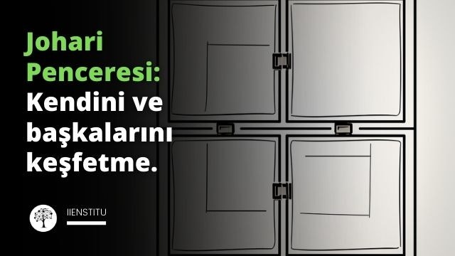 Beyaz bir arka plan üzerinde, siyah çizgilerle çizilmiş büyük kare bir pencere görülmektedir. Pencere Johari Penceresi modelini temsil etmektedir ve kendini keşfetmenin dört alanını göstermek üzere dört eşit kareye bölünmüştür. Her karede kendimiz ve başkaları hakkında bildiklerimizi ve bilmediklerimizi temsil eden bir sembol bulunmaktadır: bir çift gözlük (açık alan: bizim ve başkalarının bildikleri), bir soru işareti (gizli alan: sadece bizim bildiğimiz ve başkalarının bilmediği), bir ampul (kör alan: başkalarının bildiği ama bizim bilmediğimiz) ve bir bulut (bilinmeyen alan: ne bizim ne de başkalarının bilmediği). Bu görsel, Johari Penceresi'nin öz farkındalığı artırmak ve kendimizi ve başkalarını daha iyi anlamak için kullanılabilecek bir araç olduğunu vurgulamak için tasarlanmıştır.