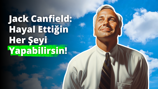 Koyu mavi kravatlı bir adam, beyaz, kabarık bulutların olduğu parlak mavi gökyüzü fonunda duruyor. Yüzü yakın planda, ciddi bir ifade ve yana bakan gözleriyle görülüyor. Kravatı sıkıca düğümlenmiş ve ortasında küçük bir metal klips bulunan ince beyaz şeritlere sahip. Ayrıca üzerinde yeşil beyaz bir tabela bulunan beyaz bir gömlek giyiyor ve üzerinde büyük, kalın bir fontla Evine Hoş Geldin yazıyor. Ön planda, adamın kravatının yakın çekiminde bir ip ve metal bir toka görülüyor. Görüntü bir beklenti ve heyecan anını yakalıyor ve eve dönüş duygusunu aktarıyor.