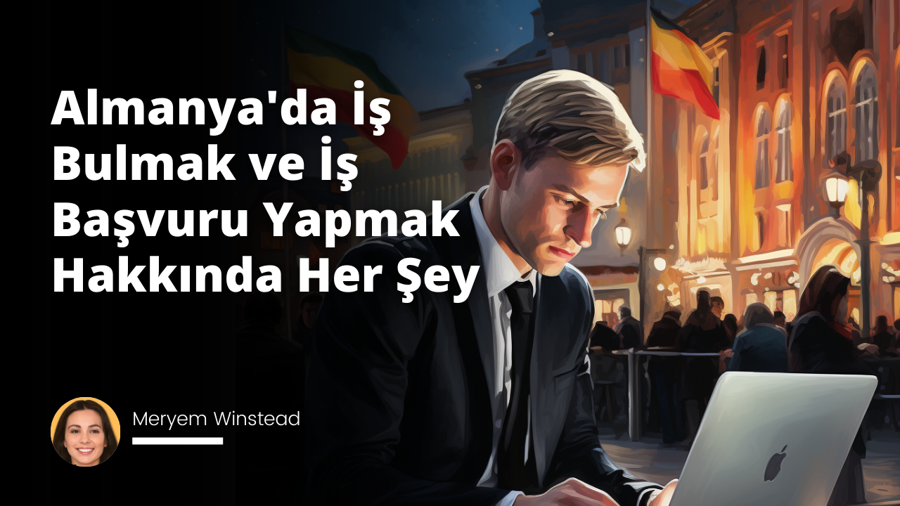 Bu görüntüde takım elbise giymiş ve kravat takmış bir adam dizüstü bilgisayarına bakarken görülüyor. Bir masada oturuyor, gömlek giymiş ve kravat takmış. Elleri önünde kenetlenmiş halde dizüstü bilgisayar ekranına odaklanmış gibi görünüyor. Dizüstü bilgisayar açık ve siyah bir klavyeye sahip. Arkasında, yan tarafında bir pencere olan bir duvar vardır. Masanın üzerinde aralarında bir kahve fincanı, bir telefon ve bir kalemin de bulunduğu çeşitli nesneler yayılmıştır. Arka planda siyah beyaz bir Amerikan bayrağı görülüyor. Adam kararlı ve odaklanmış görünüyor, yüzünde kendinden emin bir ifade var.