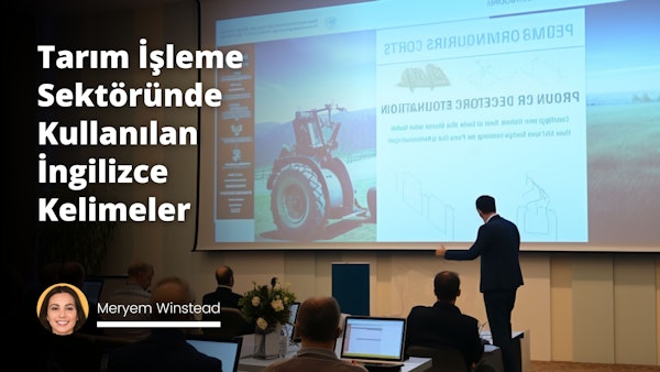 Resimde, tarım işleme sektörüne özgü bir dizi terim ve kelimenin perdeye yansıtıldığı bir konferans salonu görülmektedir. Solda, bir laser pointer ile perdeye yönelmiş bir konuşmacı görülmekte. Her terim ve kelime, temsil ettiği bir tarım işleme tekniği veya ekipmanı gibi görsel bir simge ile eşleştirilmiştir. Örneğin, 'Toprak Hazırlama' kelimesi bir traktör, 'Hasat' kelimesi buğday demeti ve 'Irrigasyon' kelimesi su püskürten bir sulama sistemi resmi ile birlikte gösterilmektedir. Arka planda, dinleyicilerin notlar alırken veya bilgisayarlarında çalışırken görüntüleri yer alırken, sağ tarafta sektörde lider kelimesi büyük, koyu harflerle yazılmış ve altında birinci olmuş bir atletin tasviri yer almaktadır. Bu, tarım işleme jargonunu öğrenmenin ve sektörde lider olmanın önemine vurgu yapar.