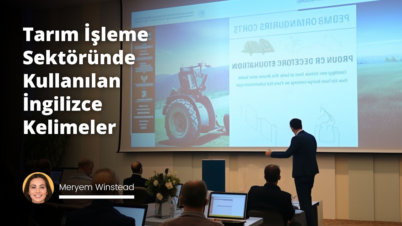 Resimde, tarım işleme sektörüne özgü bir dizi terim ve kelimenin perdeye yansıtıldığı bir konferans salonu görülmektedir. Solda, bir laser pointer ile perdeye yönelmiş bir konuşmacı görülmekte. Her terim ve kelime, temsil ettiği bir tarım işleme tekniği veya ekipmanı gibi görsel bir simge ile eşleştirilmiştir. Örneğin, 'Toprak Hazırlama' kelimesi bir traktör, 'Hasat' kelimesi buğday demeti ve 'Irrigasyon' kelimesi su püskürten bir sulama sistemi resmi ile birlikte gösterilmektedir. Arka planda, dinleyicilerin notlar alırken veya bilgisayarlarında çalışırken görüntüleri yer alırken, sağ tarafta sektörde lider kelimesi büyük, koyu harflerle yazılmış ve altında birinci olmuş bir atletin tasviri yer almaktadır. Bu, tarım işleme jargonunu öğrenmenin ve sektörde lider olmanın önemine vurgu yapar.