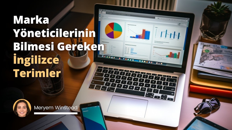 Bu resimde, iş yaşamını sembolize eden bir masa görülüyor. Masanın üzerinde bir dizi araç yer almakta. Araçlar arasında bir marka yöneticisi olarak gerekli olabilecek bir bilgisayar, bir akıllı telefon, bir ajanda ve düşüncelerinizi organize etmenize yardımcı olabilecek bir not defteri bulunuyor. Bilgisayar ekranında, yeni bir strateji veya plan geliştirmekte olabileceğinizi ima eden bazı belgeler ve tablolar görülüyor. Masanın üzerindeki akıllı telefonun ekranında, bir e-posta veya bir uygulama varsayılan olarak açık durumda. Ajanda ve not defterinin yanı sıra bir kalem de bulunmaktadır- bu da günlük planlarınızı, toplantı tarihlerinizi ve önemli görevlerinizi not almanız gerektiği anlamına gelebilir. Tüm bu öğeler, düzenli, profesyonel ve bir marka yöneticisinin farklı kriterlere ve ödevlere sahip olabilen yoğun bir iş yaşamını simgeliyor. Arka planda ise flu bir şekilde şehir silüeti yer alıyor; bu da belki de bir iş merkezini temsil ediyor.