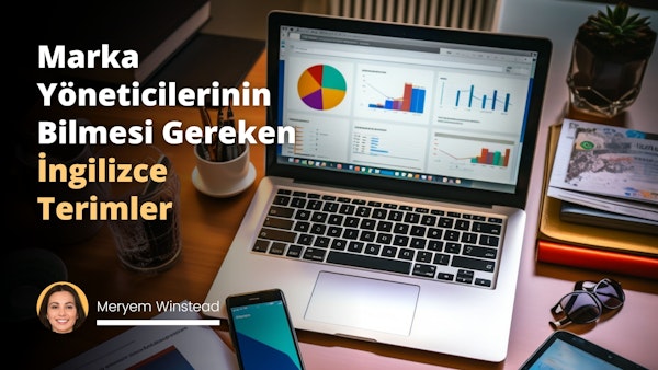 Bu resimde, iş yaşamını sembolize eden bir masa görülüyor. Masanın üzerinde bir dizi araç yer almakta. Araçlar arasında bir marka yöneticisi olarak gerekli olabilecek bir bilgisayar, bir akıllı telefon, bir ajanda ve düşüncelerinizi organize etmenize yardımcı olabilecek bir not defteri bulunuyor. Bilgisayar ekranında, yeni bir strateji veya plan geliştirmekte olabileceğinizi ima eden bazı belgeler ve tablolar görülüyor. Masanın üzerindeki akıllı telefonun ekranında, bir e-posta veya bir uygulama varsayılan olarak açık durumda. Ajanda ve not defterinin yanı sıra bir kalem de bulunmaktadır- bu da günlük planlarınızı, toplantı tarihlerinizi ve önemli görevlerinizi not almanız gerektiği anlamına gelebilir. Tüm bu öğeler, düzenli, profesyonel ve bir marka yöneticisinin farklı kriterlere ve ödevlere sahip olabilen yoğun bir iş yaşamını simgeliyor. Arka planda ise flu bir şekilde şehir silüeti yer alıyor; bu da belki de bir iş merkezini temsil ediyor.