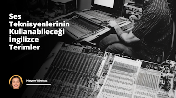 Konseptimiz ses teknisyenliği üzerine İngilizce terimler rehberi. Bu görseli anlatmak için sanat dalı olarak fotoğrafçılığı seçiyorum ve burada 35mm lens kullanılmış. Geniş bir stüdyoda çekilmiş bu fotoğrafta, sağında profesyonel bir mikrofon, solunda ise miksaj seti bulunan bir ses teknisyeni aktif bir şekilde çalışıyor; akustik ve diğer terimlerin anlamlarının yazılı olduğu çeşitli notlar etrafında dikkatle dağıtılmış. Renk sıcaklığı soğuk tonlarda, yani mavi ve yeşil tonları dominant. Teknisyenin yüz ifadesi odaklı ve ciddi, işini tam bir ustalıkla yapıyor. Aydınlatma, stüdyonun genel atmosferini vurgulamak için doğrudan teknisyeni ve ekipmanları üzerine odaklanmış. Çalışmanın ağırlığı ve derinliği, teknisyenin işinin karmaşıklığını ve kişinin bu sanatta uzmanlaşma yolunda ilerleyişini yansıtıyor. Görsel, fotoğrafın etkileyici dokusu ve titiz kompozisyonu ile ses teknisyenliğinin detaylı ve engin bilgisi bir arada sunulmaktadır.