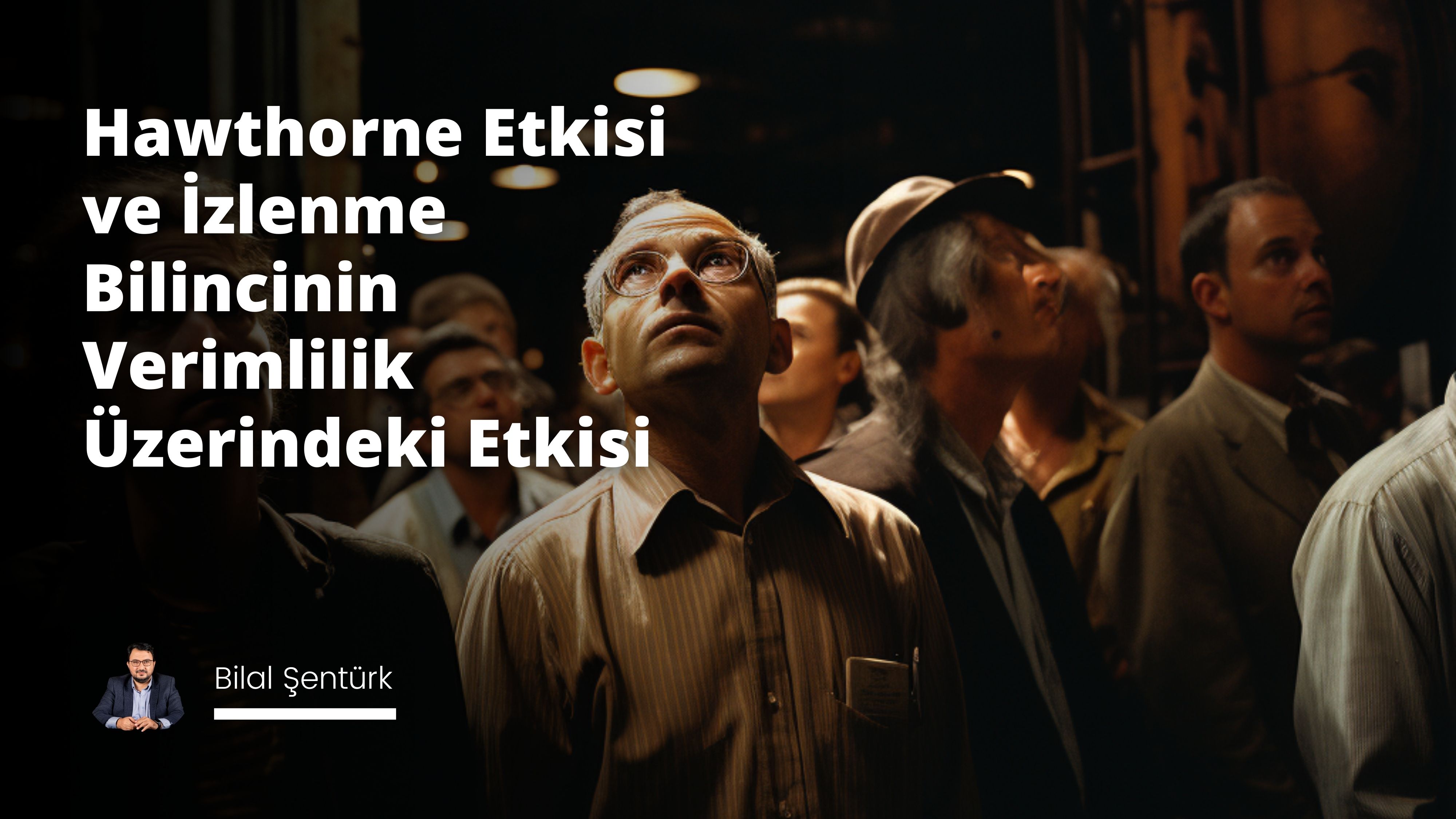 Huşu içinde yukarı bakan bir grup insan. Grupta gözlüklü ve takım elbiseli bir adam, gözlüklü ve sakallı bir adam ve birkaç kişi daha var. Bir adam grubun önünde oturmakta, diğerleri ise onun arkasında ayakta durmaktadır. Öndeki adam, önünde 'e' harfi olan beyaz bir gömlek giymektedir. Gruptaki herkes hayranlıkla yukarı bakıyor. Arka planda beyaz duvarlı ve birkaç sandalyeli bir oda var. Odadaki ışıklandırma sıcak ve davetkârdır. Atmosfer huşu ve hayranlık dolu. Gruptaki insanların yüzleri şaşkınlık ve hayranlıkla doludur.