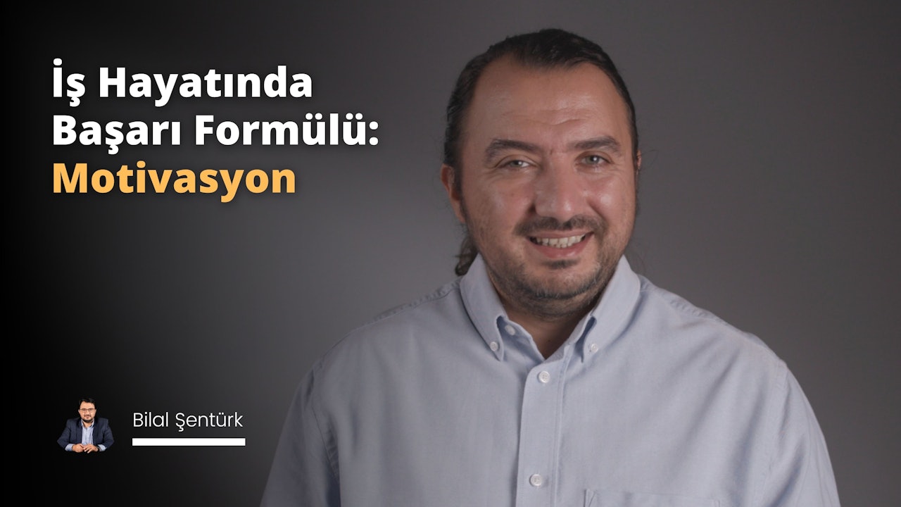 Kameraya gülümseyen takım elbiseli bir adamın yakın plan portresi. Beyaz dişleri ve çenesinde hafif bir kirli sakalı var. Görüntü siyah beyazdır, siyah bir daire içinde sarı bir 'O' harfi ve sağ tarafta siyah bir arka plan içinde beyaz bir sayı vardır. Sol altta beyaz metinli siyah beyaz bir tabela var. Adam doğrudan kameraya bakıyor ve yüzünde neşe dolu bir ifade var. Beyaz gömlekli ve sarı kravatlı siyah bir takım elbise giymiştir. Saçları düzgünce bakımlı ve geriye taranmış. Arka plan odak dışıdır ve ışık yumuşak ve gurur vericidir.