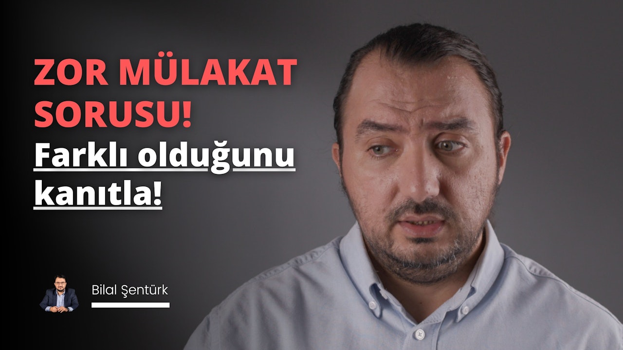 Bir adam yüzünde üzgün bir ifadeyle aşağıya bakıyor. Siyah bir takım elbise giymektedir ve arkasındaki arka plan ağırlıklı olarak siyahtır, beyaz metin ve bazı kırmızı harfler vardır. Beyaz O harfi siyah arka planın ortasında yer alıyor. Sakalı ve bıyığı vardır ve siyah zemin üzerinde iki beyaz harf ve bir kırmızı harf vardır. Ciddi ve dalgın bir ifadesi var ve duruşu melankoli hissi veriyor. Bakışları odaklanmış ve ifadesi ciddi, derin bir hüznü yansıtıyor. Arka planın ve harflerin renkleri giysileriyle tam bir tezat oluşturuyor ve yüz ifadesi içsel duygularının bir yansıması.