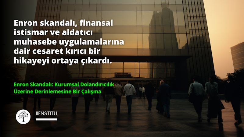Bir grup insan eğimli çatısı olan büyük bir binanın önünde yürüyor. Çoğunlukla beyaz olan binanın birinci ve ikinci katlarında birkaç pencere var. İnsanlar ceket, kapüşonlu sweatshirt ve kot pantolon gibi çeşitli tonlarda giysiler giymektedir. Bir kişi siyah bir ceket ve siyah bir pantolon giymiş. Görüntünün ön planında noktalar ve çizgiler bulunan siyah bir ağaç var. Görüntünün sol tarafında, bir kişi siyah zemin üzerine beyaz yazıların olduğu karanlık bir odada yürümektedir. Daha geride, bir kişi koyu renkler giyerek sokakta yürürken, başka bir kişi siyah bir ceket ve koyu renk pantolon giymektedir. Görüntünün sağ tarafında, üzerinde yeşil bir yazı bulunan bir kişinin bacağı görülüyor. Bu görüntü bir binanın önünde yürüyen bir grup insana aittir.