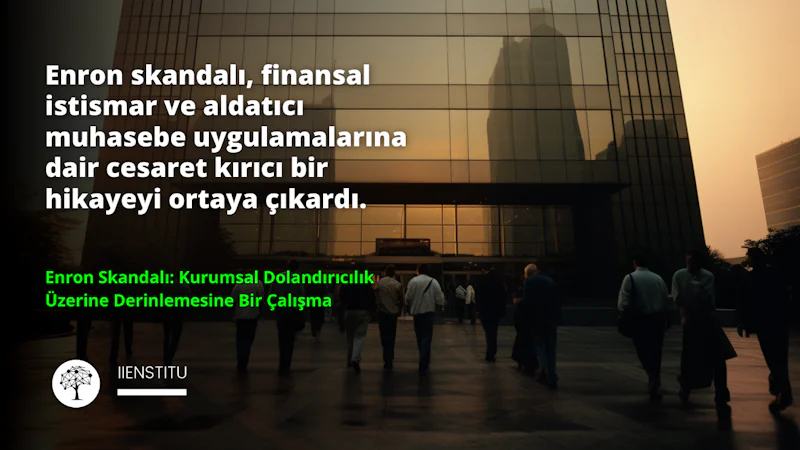 Bir grup insan eğimli çatısı olan büyük bir binanın önünde yürüyor. Çoğunlukla beyaz olan binanın birinci ve ikinci katlarında birkaç pencere var. İnsanlar ceket, kapüşonlu sweatshirt ve kot pantolon gibi çeşitli tonlarda giysiler giymektedir. Bir kişi siyah bir ceket ve siyah bir pantolon giymiş. Görüntünün ön planında noktalar ve çizgiler bulunan siyah bir ağaç var. Görüntünün sol tarafında, bir kişi siyah zemin üzerine beyaz yazıların olduğu karanlık bir odada yürümektedir. Daha geride, bir kişi koyu renkler giyerek sokakta yürürken, başka bir kişi siyah bir ceket ve koyu renk pantolon giymektedir. Görüntünün sağ tarafında, üzerinde yeşil bir yazı bulunan bir kişinin bacağı görülüyor. Bu görüntü bir binanın önünde yürüyen bir grup insana aittir.